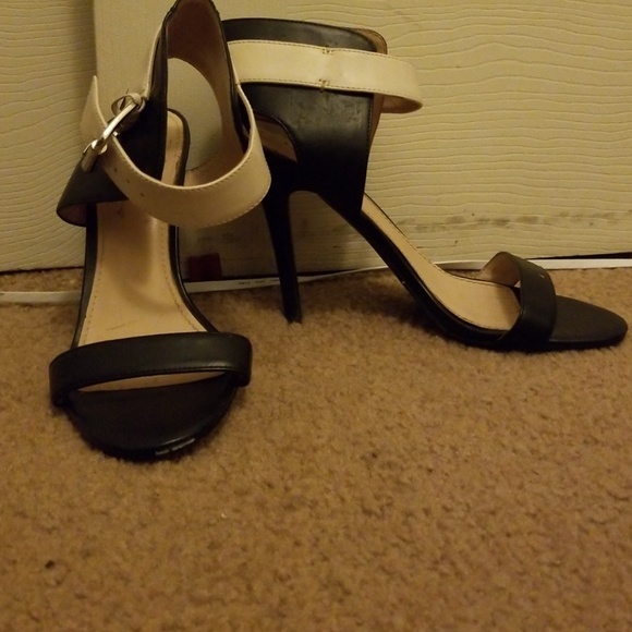 Black heels - Picture 1 of 3